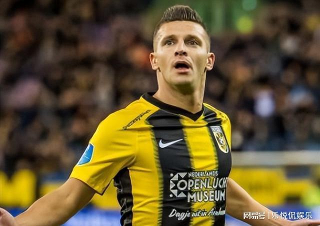 赛场上聚集 赛场上聚集